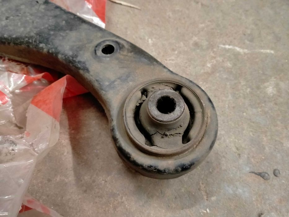 Рычаг подвески Mitsubishi Galant