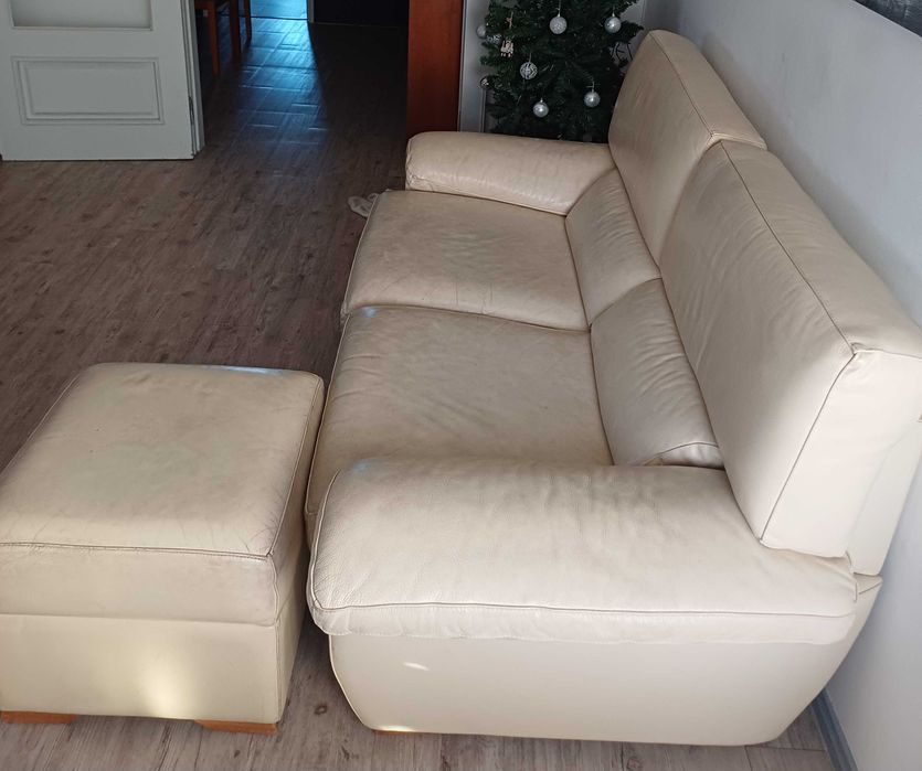 Sofá em couro com repousa pés