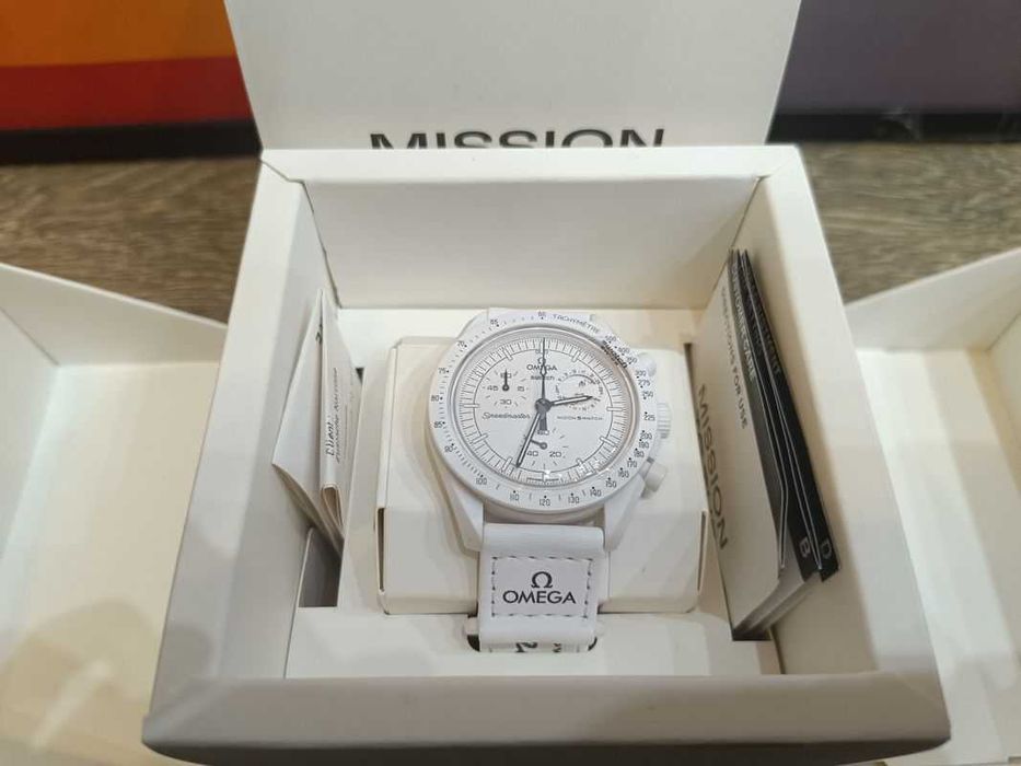 Swat-ch x Ome-ga Moonswatch SO33W700