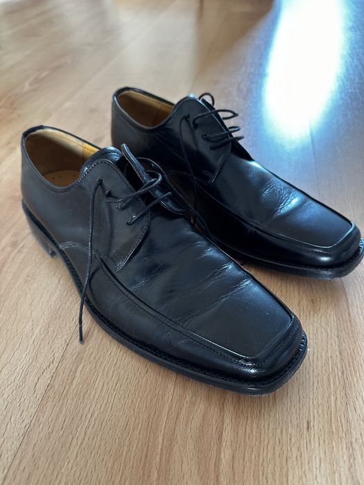 Sapatos pretos novos