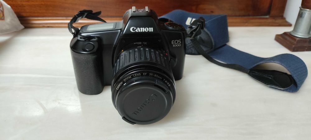 Canon EOS 1000 + flash Speedlite 200E