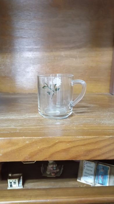 Copo com ilustração de flor