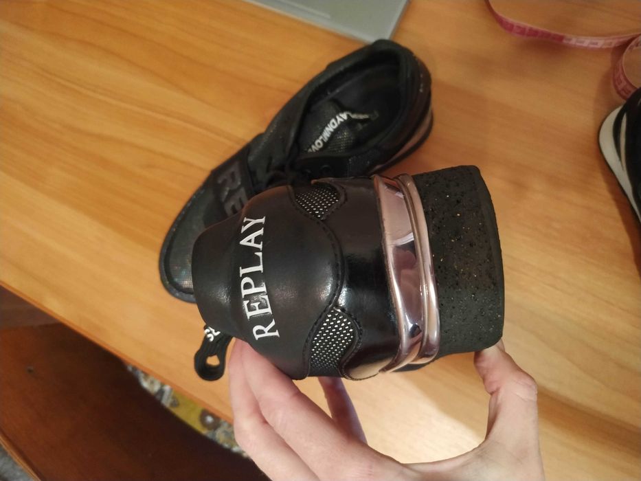 Продам женские кроссовки