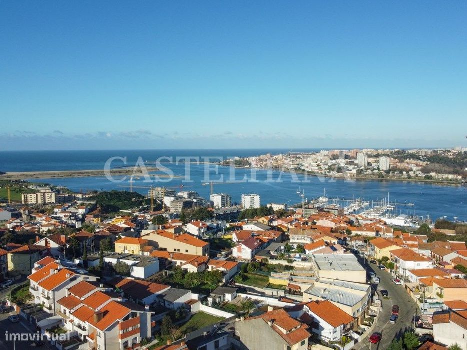 Moradia T4+1 com jardim, terraços e garagem privada, próxima a Mari...