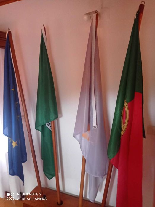 Suporte para 4 bandeiras em madeira mogno