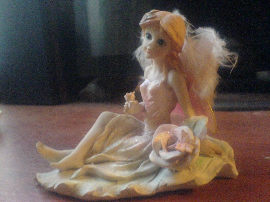 Статуэтка прекрасная фея с розой