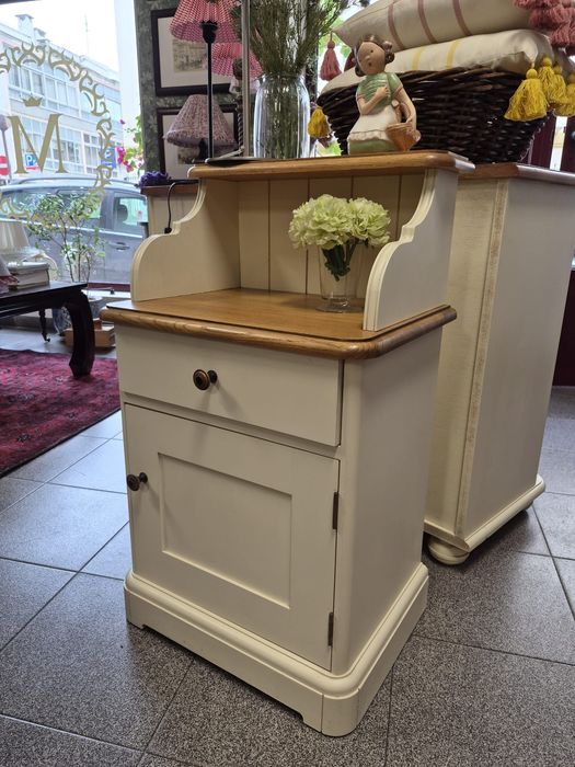 Mesa de cabeceira lacada.