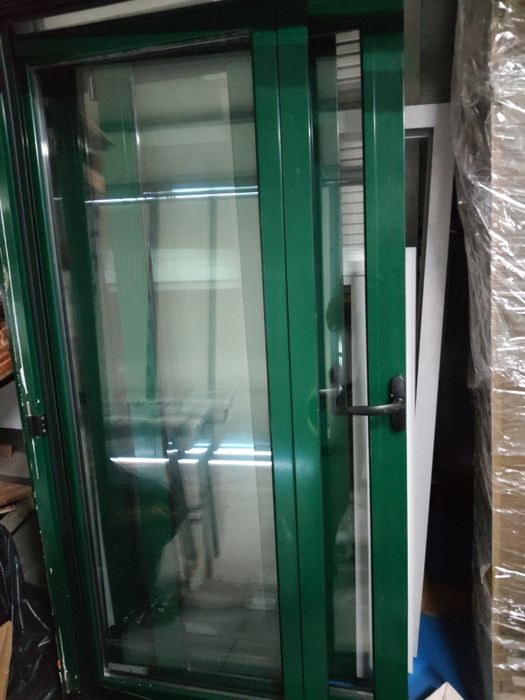 Duas portas de alumínio verde