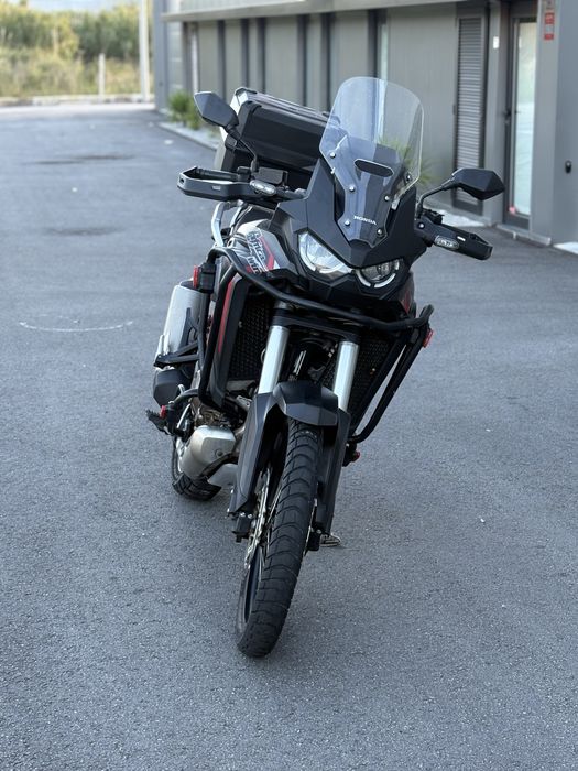 Honda Africa Twin 1100 ( aceito retomas )