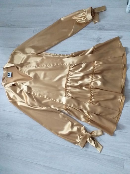 Złota satynowa sukienka na długi rękaw, rozmiar S