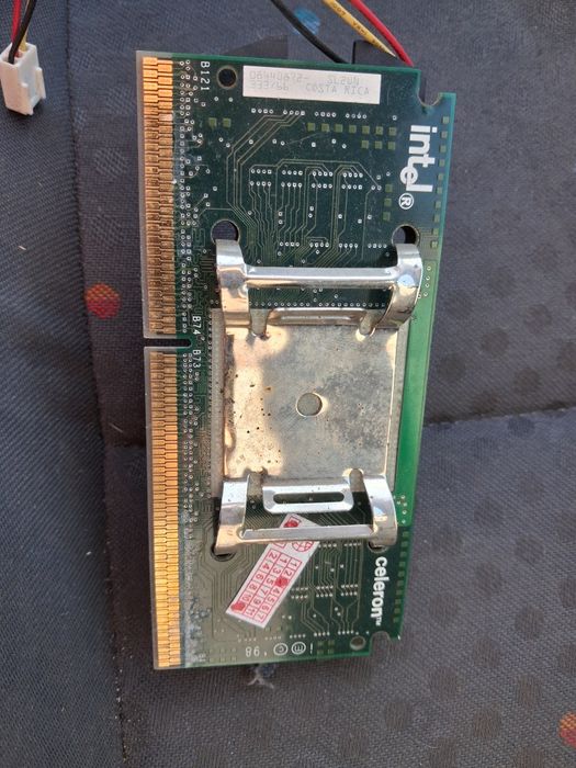 Intel Celeron w formacie Slot 1, produkowany pod koniec lat 90.