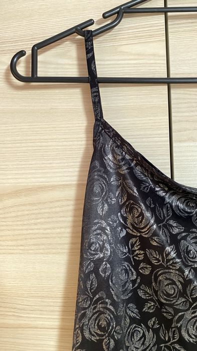 Błyszczący top na szelkach