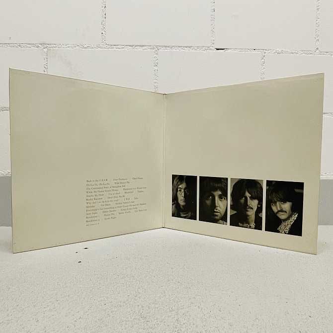 The Beatles 2lp UK, Big Poster +4 Photos Vinyl Nm