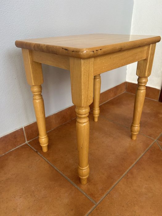 Bengaleiro e Mesa de apoio de madeira