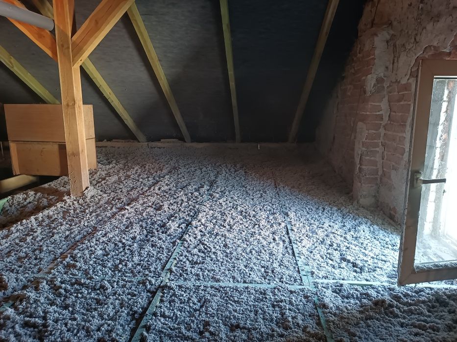 Docieplenia Poddaszy Metodą Wdmuchiwania Celuloza Wełna  Piana  Pur