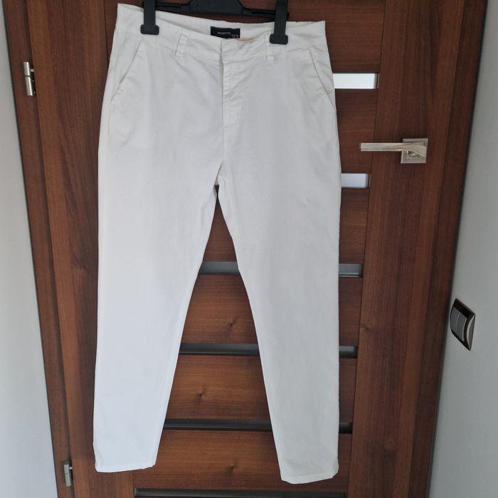 Spodnie chinosy białe Reserved