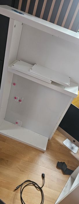 Białe biurko z półkami IKEA użuwane