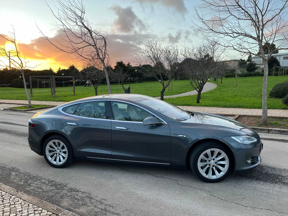 Tesla Model S 85 com motor e baterias já substituídas