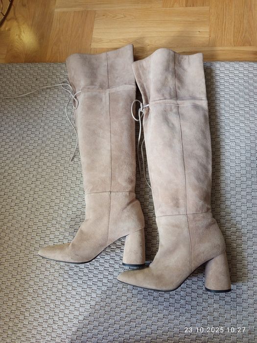 Muszkieterki z beżowego naturalnego zamszu firmy Simple rozmiar 38