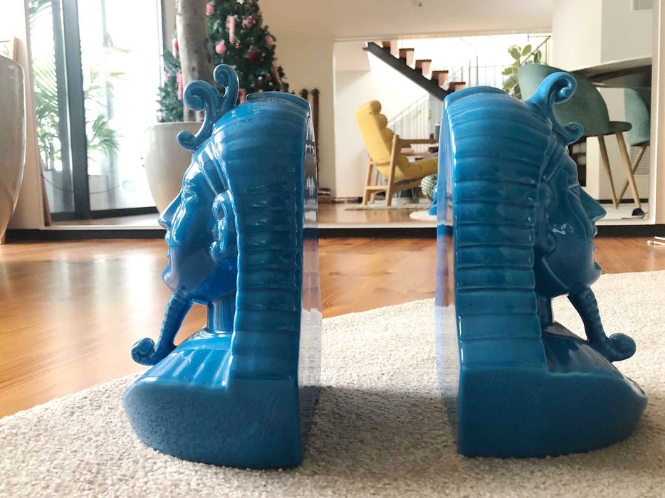 2 unidades de peças decorativas em loiça para segurar livros