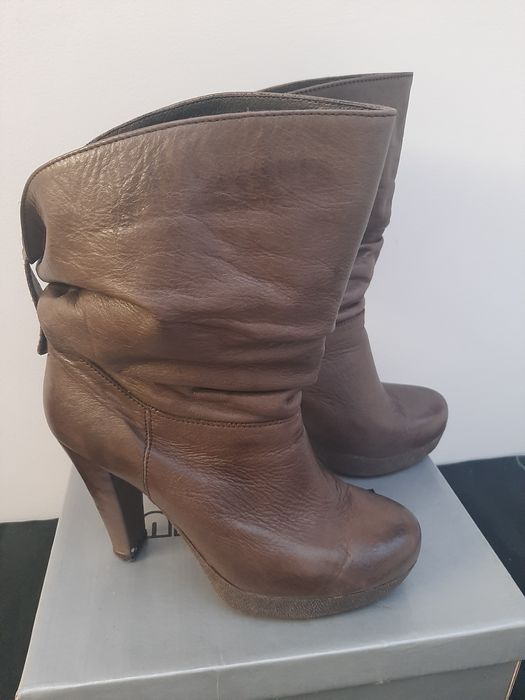 Botins em pele castanho