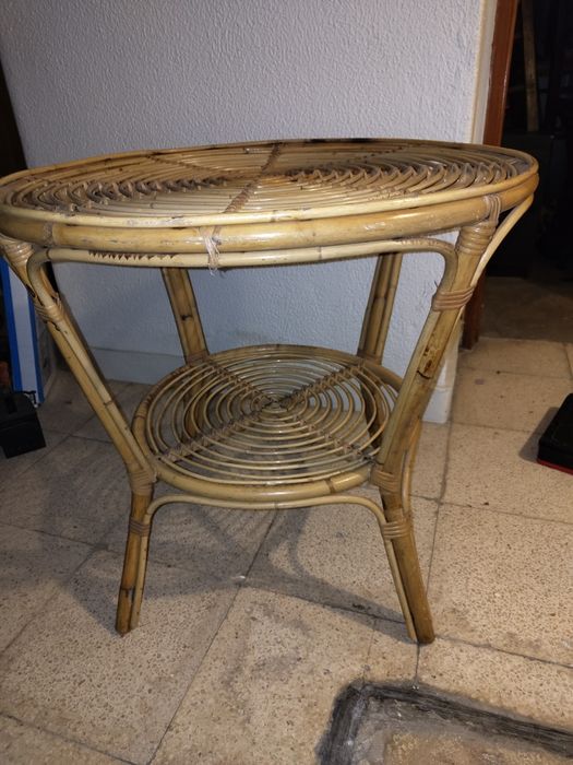 Mesa de bambu com tampo de vidro