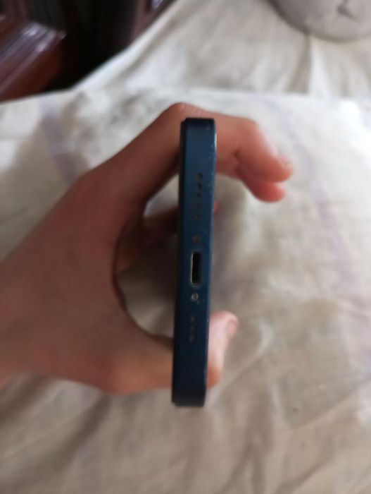Iphone 12 azul.