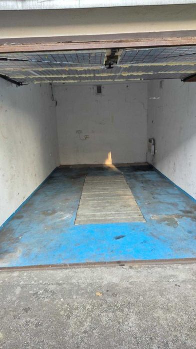 Garaż Krapkowice Otmęt ul. Ks. Duszy obok szkoły.