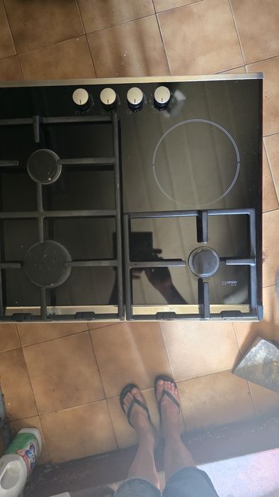 Placa em vidro 3 bicos a gás, e um vidro cerâmica