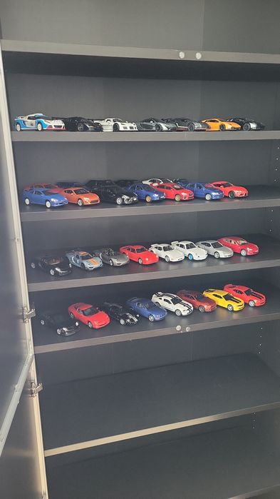 Kolekcja modeli aut 1:36 do 1:38