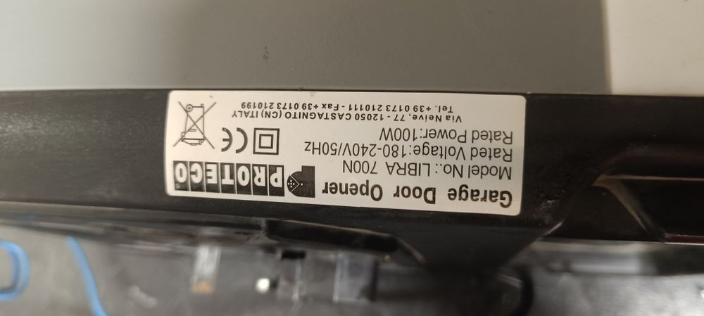 Motor para portão de garagem Proteco Libra 700N.Tem uma potência nominal de 100W