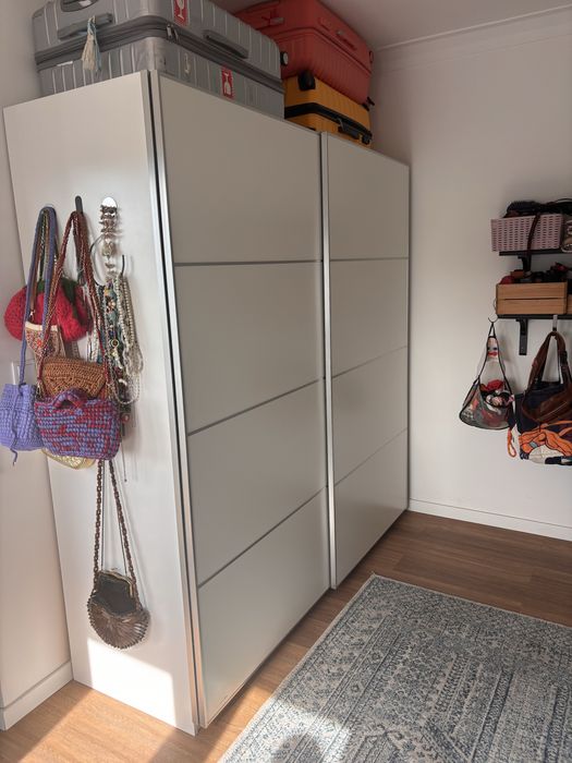 2 roupeiros IKEA PAX 200 cm com portas de correr e interiores