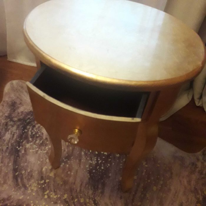 Stolik złoty owalny w stylu glamour
