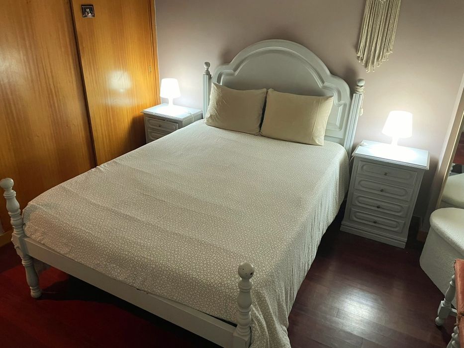 Cama de casal 200 x 140cm + 2 Mesas cabeceira + 2 cadeiras em bom estado