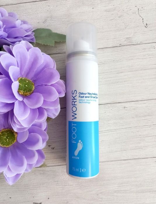 Dezodorant do stóp i obuwia Avon Footworks przeciwzapachowy