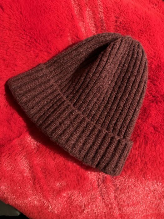 Шапка бордового кольору