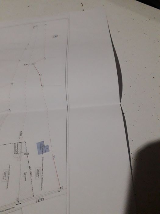 Terno com armazém em ruína