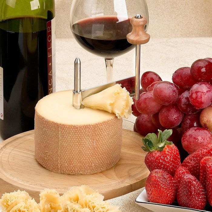 Raspador de queijo com manivela, lâmina e base em madeira. Novo!