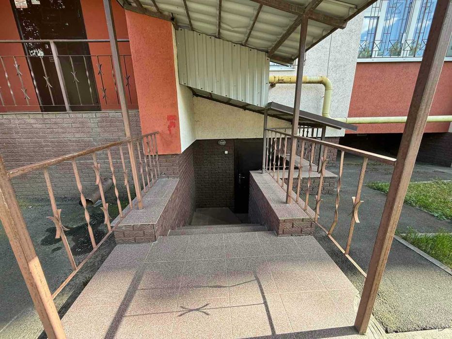 (5) Продам комору в житловому будинку 8116