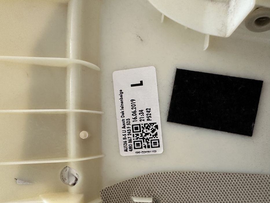 Обшивка стійки салону середня ліва - Audi Q7 4M