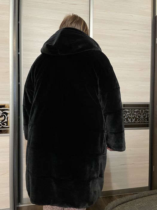 Жіноча шуба чорного кольору