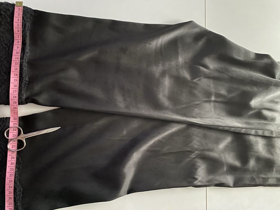 Czarne spodnie z połyskiem i koronką H&M
