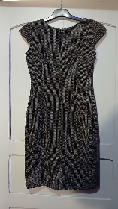 czarna sukienka w kropki