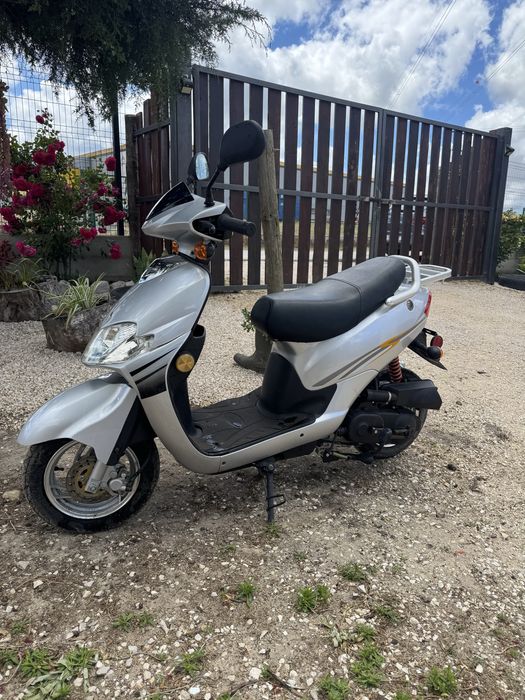 Scooter nova ainda com plasticos por retirar