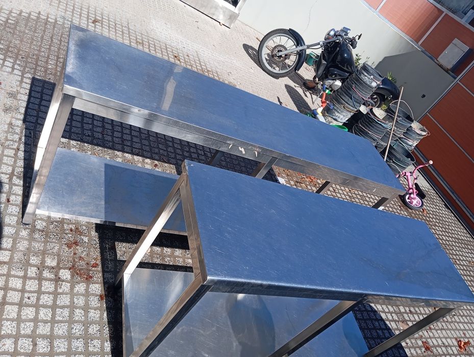 Escaparates e bancas de fruta ou legumes em inox