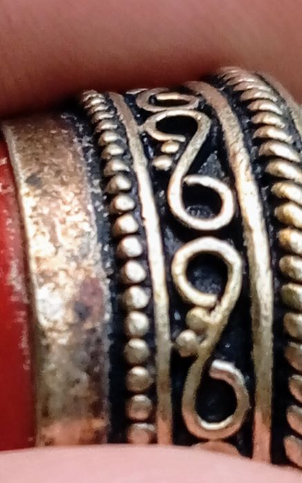 Anel com coral vermelho.