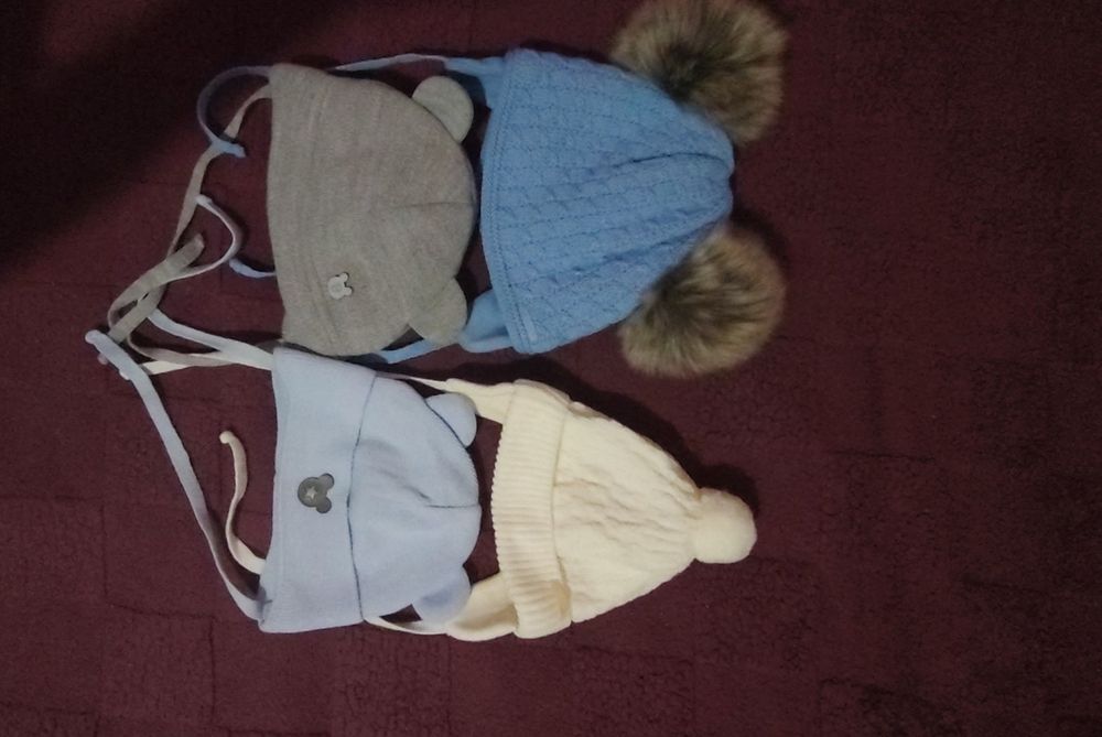 Дитячі речі, теплі шапочки, кофточки, чоловічки.