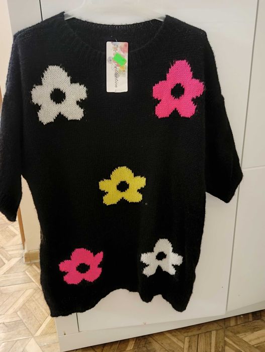 Sweterek czarny w kwiatki.