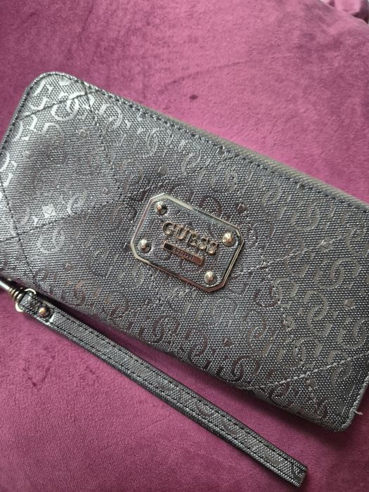 Srebrny damski portfel Guess