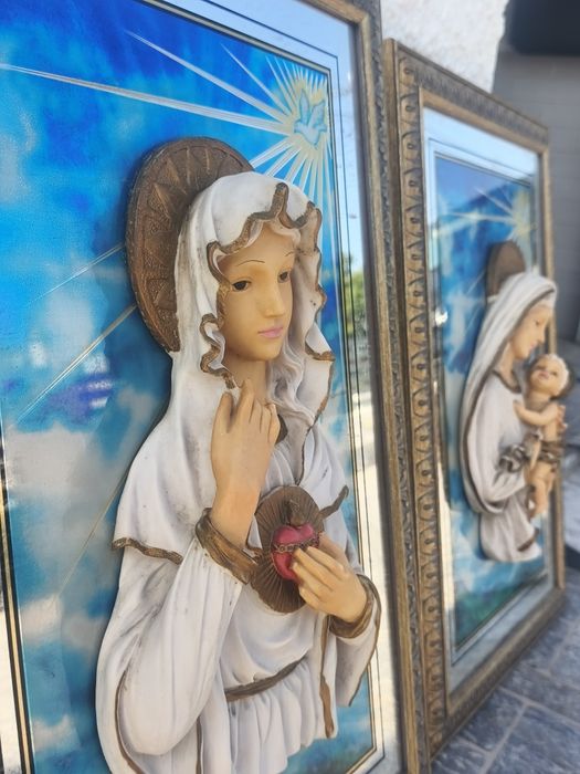 Quadros religiosos em relevo